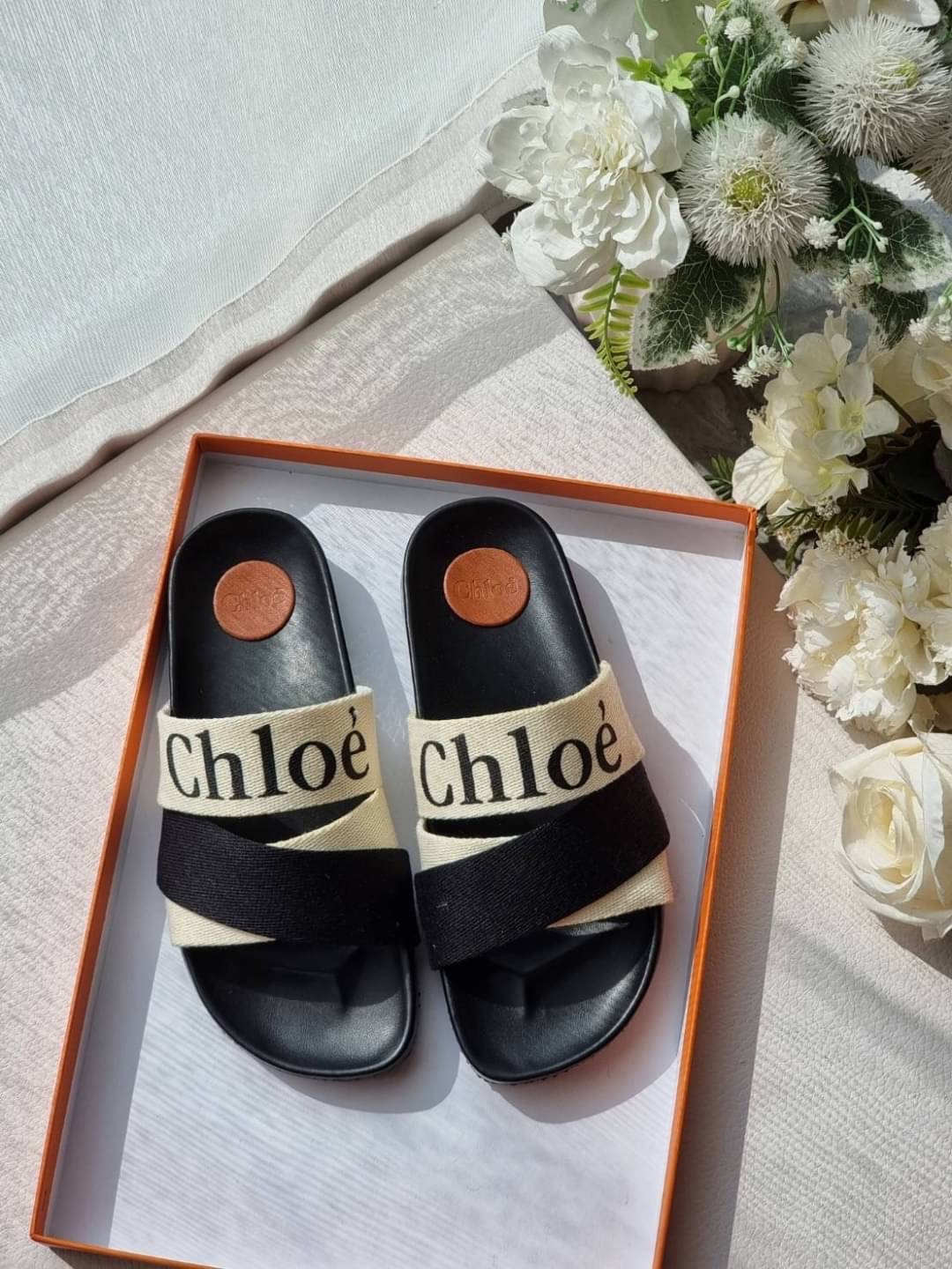 งานเข้าใหม่ พร้อมส่ง แบบมาใหม่รองเท้าแตะทรงสวมงานChloe’ หน้าไขว้สลับสี แบบขายดี พื้นปั้มแบรนด์