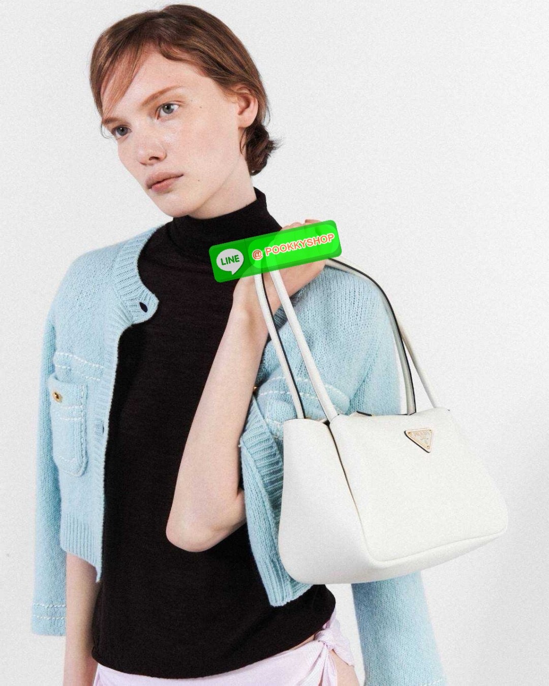 PRADA MEDIUM LEATHER HANDBAG 🔆 Details สะเทือนวงการแฟชั่นแบบสุด! กับกระเป๋าสะพายไหล่พรีเมี่ยมกิ๊ฟ ดีไซน์เก๋และมาแรงมาก สาวๆหนุ่มๆติดแกลมต้องไม่พลาด สวยดูแพง หูสะพายคล้องไหล่สะดวก ปากกระเป๋ามีซิปรูดเปิดปิดง่าย ภายในแบ่งสัดส่วนสวย โล่งกว้าง มีทั้งช่