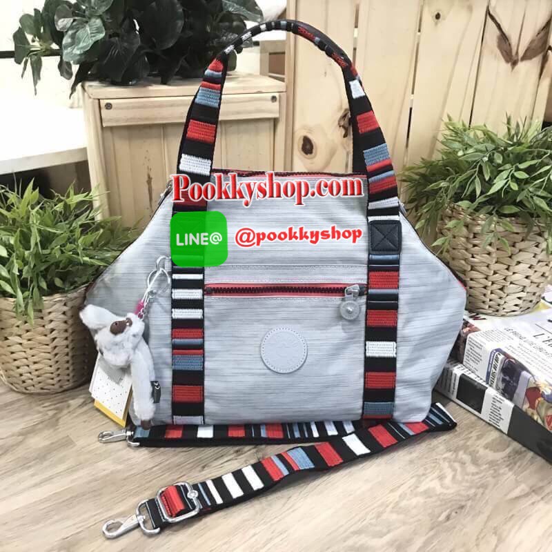 พร้อมส่ง NEW! KIPLING ART NYLON HANDBAG กระเป๋าถือหรือสะพายรุ่นแนะนำวัสดุ Nylon+Polyester100% น้ำหนักเบา โดดเด่นที่สามารถรูดซิปมุมกระเป๋าเปลี่ยนทรงได้ไม่จำเจ มีหูหิ้วสะพายไหล่เเละสายยาว crossbody เลื่อนปรับระดับได้ มือจับหูหิ้วเป็นหนังปั้มโลโก้ เปิดปิดด้ว