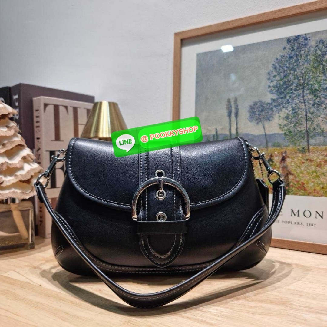 COACH CR737 SOHO BAG IN REPURPOSED DENIM 🔅 Details เลิกสวยแซ่บกี่โมงคะคุณน้า! ไอเท็มให้พาใจสั่นมาอีกแล้ว! กับกระเป๋าสะพายไหล่สไตล์วินเทจ ที่ยังคงแมสและฮอตมาก ด้วยรูปทรงที่ใช้งานง่าย ไม่เกะกะ แต่มีความเรียบหรูในตัว กระเป๋าปิดด้วยกระดุมแม่เหล็ก ภายใ