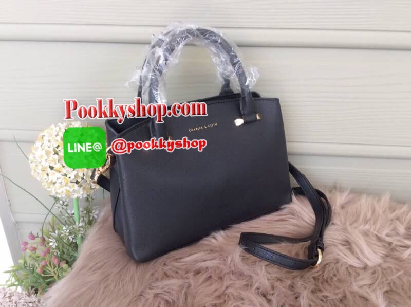 จัดส่งฟรี EMS ทั่วไทยค่ะ พร้อมส่ง New! 2017 CHARLES & KEITH BASIC CITY BAG SHOP (Size M) กระเป๋าถือหรือสะพาย ทรงสวย ขนาดกำลังดี อยู่ทรง หนังpuแข็ง ภายในเปิด-ปิดด้วยกระดุมแม่เหล็ก มี2ช่อง คั่นกลางด้วยช่องซิป ฐานกระเป๋ามีหมุดรองฐานสี่มุม ใส่กระเป๋าสตางค์ยาว