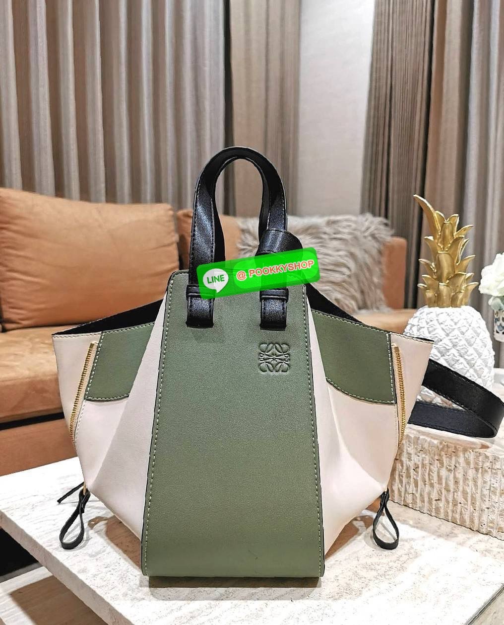 ✴️NEW ARRIVAL!✴️LOEWE HANDLE & SHOULDER BAG GIFT WITH PURCHASE GWP พรีเมี่ยมกิ๊ฟ Limited จาก LOEWE PERFUME DUTYFREE รุ่น Rare items สุดๆวัสดุหนังแท้ Calfskin หนังสวยดีไซน์มีเอกลักษณ์ ใบใหญ่กำลังดี น้ำหนักเบา สามารถปรับได้หลายทรงไม่จำเจ ด้านข