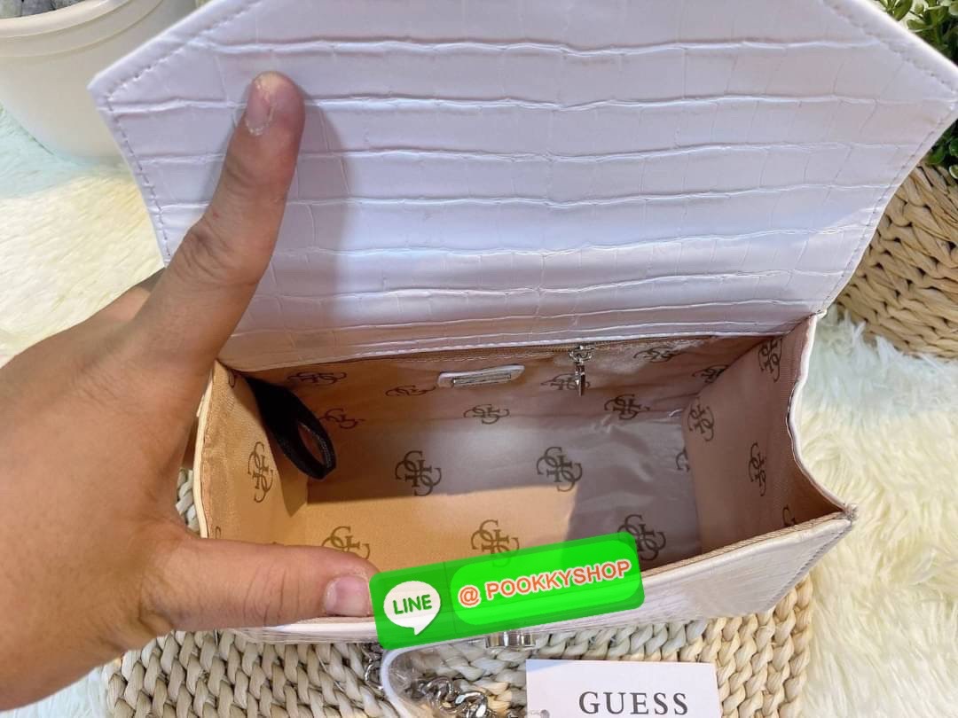 GUESS กระเป๋าสะพายทรงน่ารัก สวยอยู่ทรง ขนาดกำลังดี น้ำหนักเบา ด้านหน้ามีโลโก้แบรนด์อะไหล่ทอง โซ่ห้อยด้านหน้าไม่ชอบ สามารถถอดได้ เปิดปิดด้วยกระดุมแม่เหล็กสะดวกใช้ ภายในมี 1 ช่องย่อย และ 1 ช่องซิปเล็ก