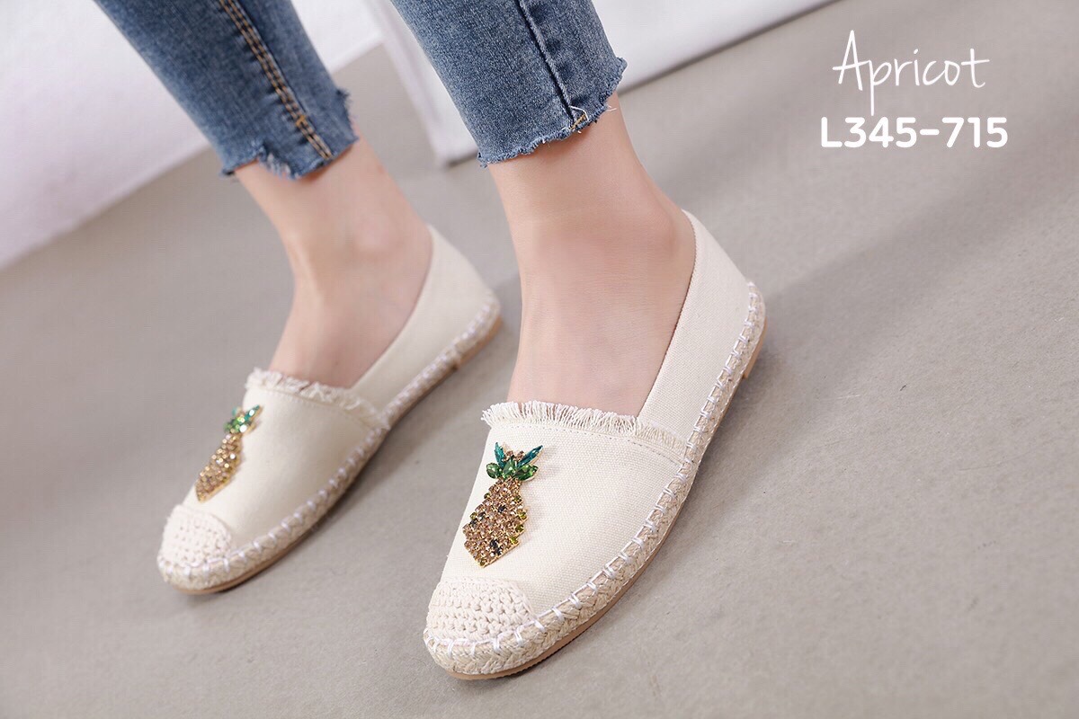 สินค้าขายดี พร้อมส่งค๊าา slip on shoes รองเท้าผ้าใบ slip on so cute งานผ้ายีนส์ ติดอะไหล่สับปะรด พื้นนิ่มมากคะ ใส่สบายจะแมตช์กับกางเกง👖หรือกระโปรง👗ก็ได้ค่ะ แม่ค้าคอนเฟริม ห้ามพลาดเลยจ้าตัวนี้แนะนำ อย่าช้ารีบเลย