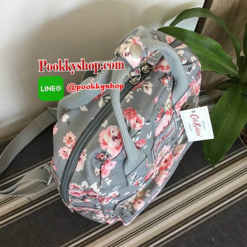 cath kidston Mini Backpack Bag กระเป๋าสะพายเป้รุ่นมินิ แบรนด์ดังสไตล์วินเทจสุดฮิต วัสดุ Canvas เคลือบกันน้ำสามารถเช็ดทำความสะอาดได้ เปิดปิดด้วยซิปสะดวกใช้ ด้านหน้าประดับโลโก้ cath Kidston พร้อมช่องซิปด้านนอกใส่กระเป๋าสตางค์ มือถือได้ ด้านในมีช่องซิป สามาร