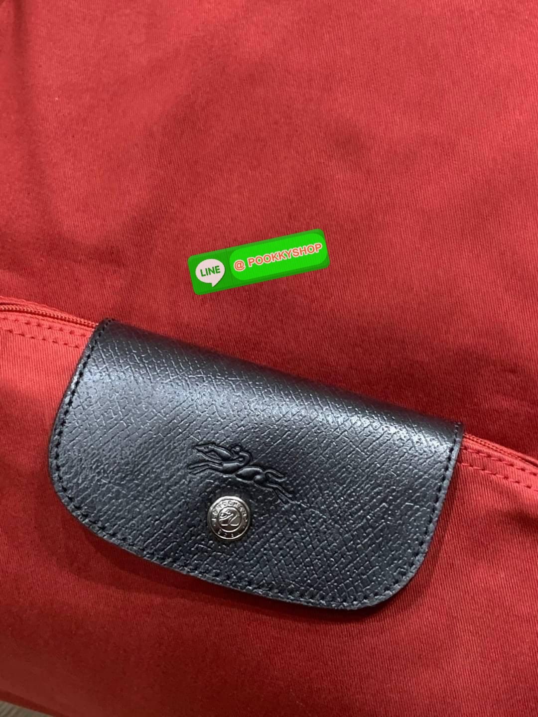 Longchamp by shayne oliver Backpack คอลเลคชั่นแบบลิมิเตทแบบเท่ๆ ที่ออกแบบโดย Shayne Oliver นักดีไซน์เนอร์ชื่อดังระดับโลก ด้วยรูปทรงกระเป๋าเป้ที่ออกแบบมาไม่เหมือนใคร สามารถจัดเป็นกระเป๋าใบใส่เสื้อผ้าได้อีกใบ ด้วยรูปทรงที่กว้างทำให้ใส่ของได้เยอะจุใจ กระเป๋า