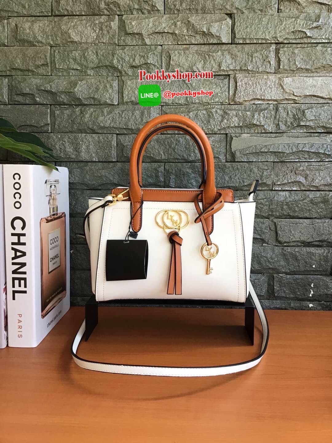 New Collection!!! LYN CROSSBODY BAG กระเป๋าสะพายไหล่ / กระเป๋าถือ ทรงปีกคอลเลคชั่นใหม่ สีทูโทน สวยโดดเด่น(!!)มาพร้อมกับรูปทรงดีไซน์สุดคลาสสิค ตกแต่งด้านหน้าห้อยพวงกุญแจ Lyn สุดเก๋ มาพร้อมกับสายสะพายยาวปรับระดับได้ เปิดปิดด้วยซิป ภายในโล่งกว้าง แยกเป็นสัดส