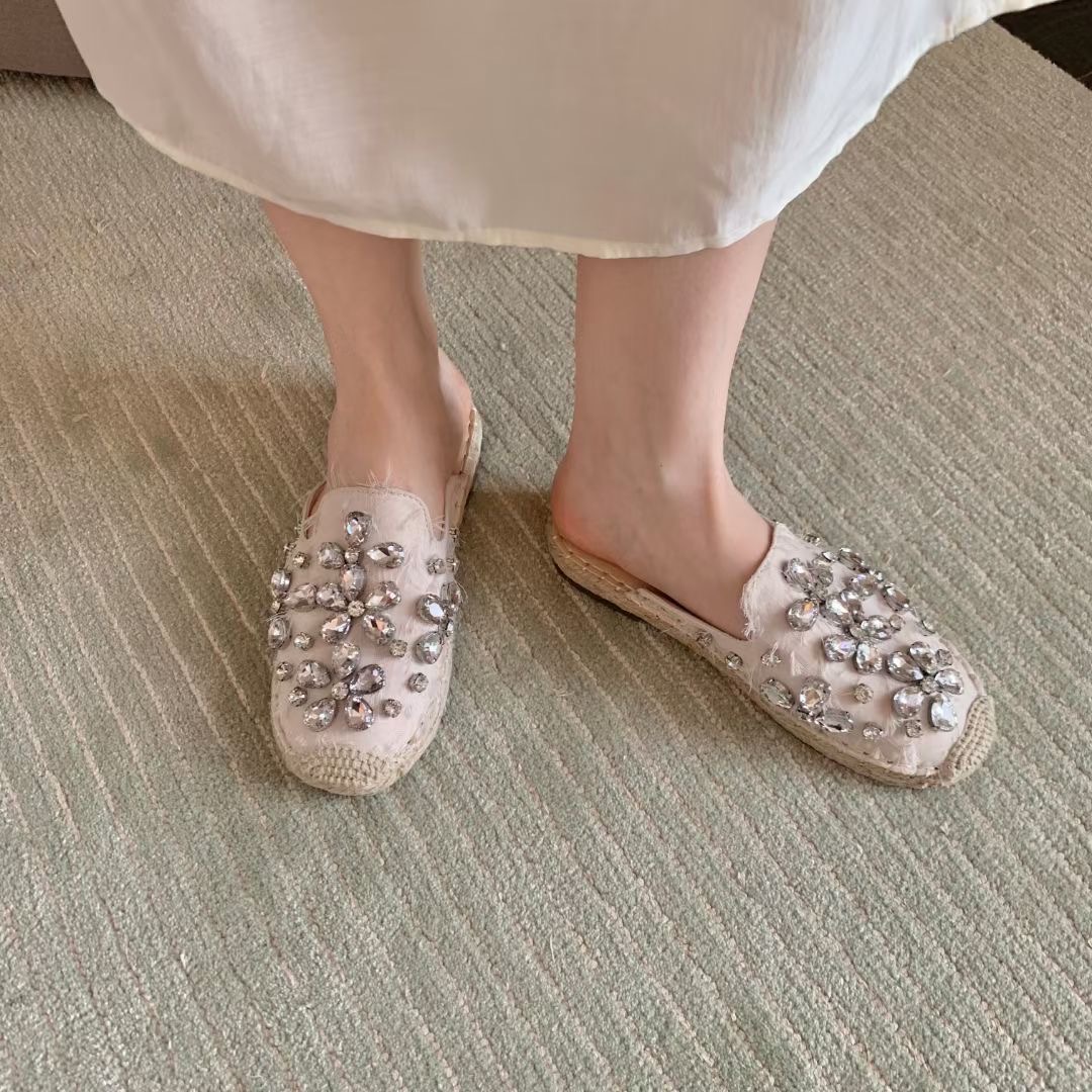 พร้อมส่งคะ รองเท้าเปิดส้น งานsignature ของทางร้าน เพชรเวอวังอลังการ สวยยืน1 🥇มาแล้วจ้า ทรงสวยอย่างดี งานเกร๋เรียบหรูดูแพง ตัวนี้ห้ามพลาด ใส่สบายจะแมตช์กับกางเกง👖หรือกระโปรง👗ก็ได้ค่ะ แม่ค้าคอนเฟริม ห้ามพลาดเลยจ้าตัวนี้แนะนำ อย่าช้าร