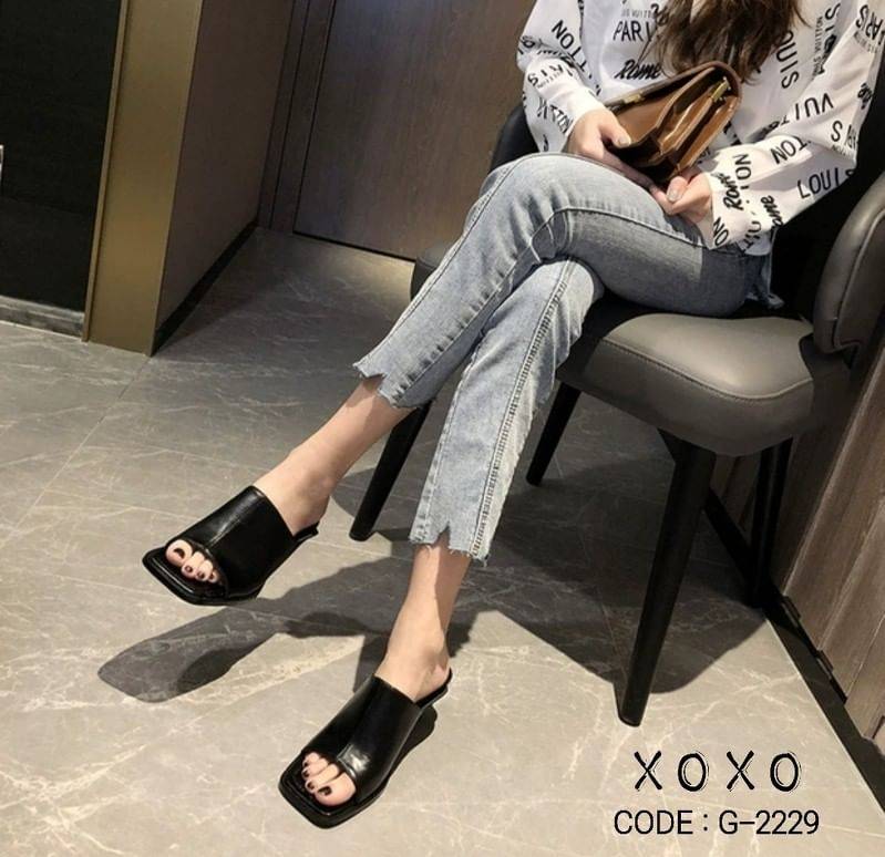 สินค้าพร้อมส่ง คีฟลุคมาก ของมันต้องมีมากซีสทั้งหลาย ดูไฮ สุดๆ ค๊า งานสวม ใส่สบาย ทรงเปิด หน้าหัวตัด วัสดุหนัง PU เก๋ ด้านข้าง แต่งลายเย็บเป็นคลื่น สวยหรู ดูแพงเกินราคา พิเศษเลิศๆ ตรงส้น เป็นอะไหล่ทอง แมทส์ชุดง่าย น้ำหนักเบา ใส่กับชุดไหน ๆ เก๋มาก จับแมทส์ด