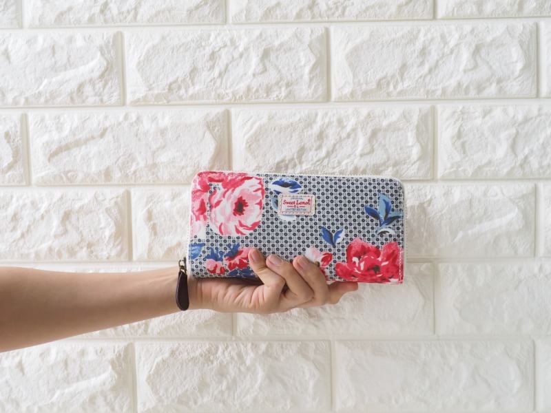 กระเป๋าสตางค์ใบยาว ลายเข้าใหม่ ✔️ทรงยาว 1 ซิบ เสริมดวงให้เก็บเงินได้ดี ✔️ใส่ธนบัตรได้ไม่ต้องพับ เรียงกันสวยงาม ✔️8 ช่องใส่บัตร + 2 ช่องใหญ่ ✔️1 ช่องซิบใส่เหรียญ