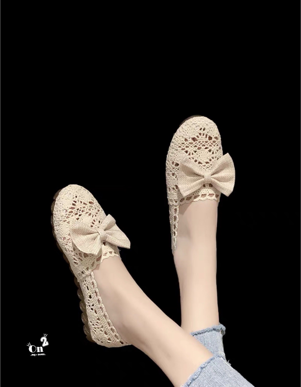 ผ้าใบลูกไม้ Valentino ลูกไม้ตัวใหม่ลายน่ารักประดับโบ สีครีมคลุมโทนใส่เข้าได้กับชุดทุกสี พื้นปั้มแบรนด์งานดีทรงสวยรีบจัดเลยจ้าก่อนหมด