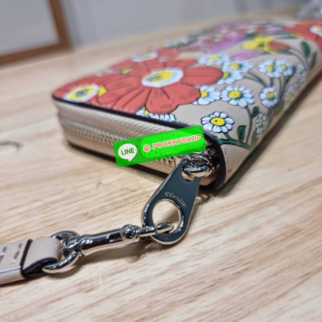 🔆 Model COACH CJ373 LONG ZIP AROUND WALLET WITH FLORAL PRINT 🔆 Details กระเป๋าสตางค์ใบยาว คอลเลคชั่นใหม่ กับดีไซน์ใหม่ ลวดลายดอกไม้สดใสรอบใบโดดเด่น สะดวกใช้งานและขนาดกำลังเหมาะมือมากๆ รูดใช้งานด้วยซิปรอบใบ ภายในแบ่งสัดส่วนไว้อย่างดี มีทั้ง