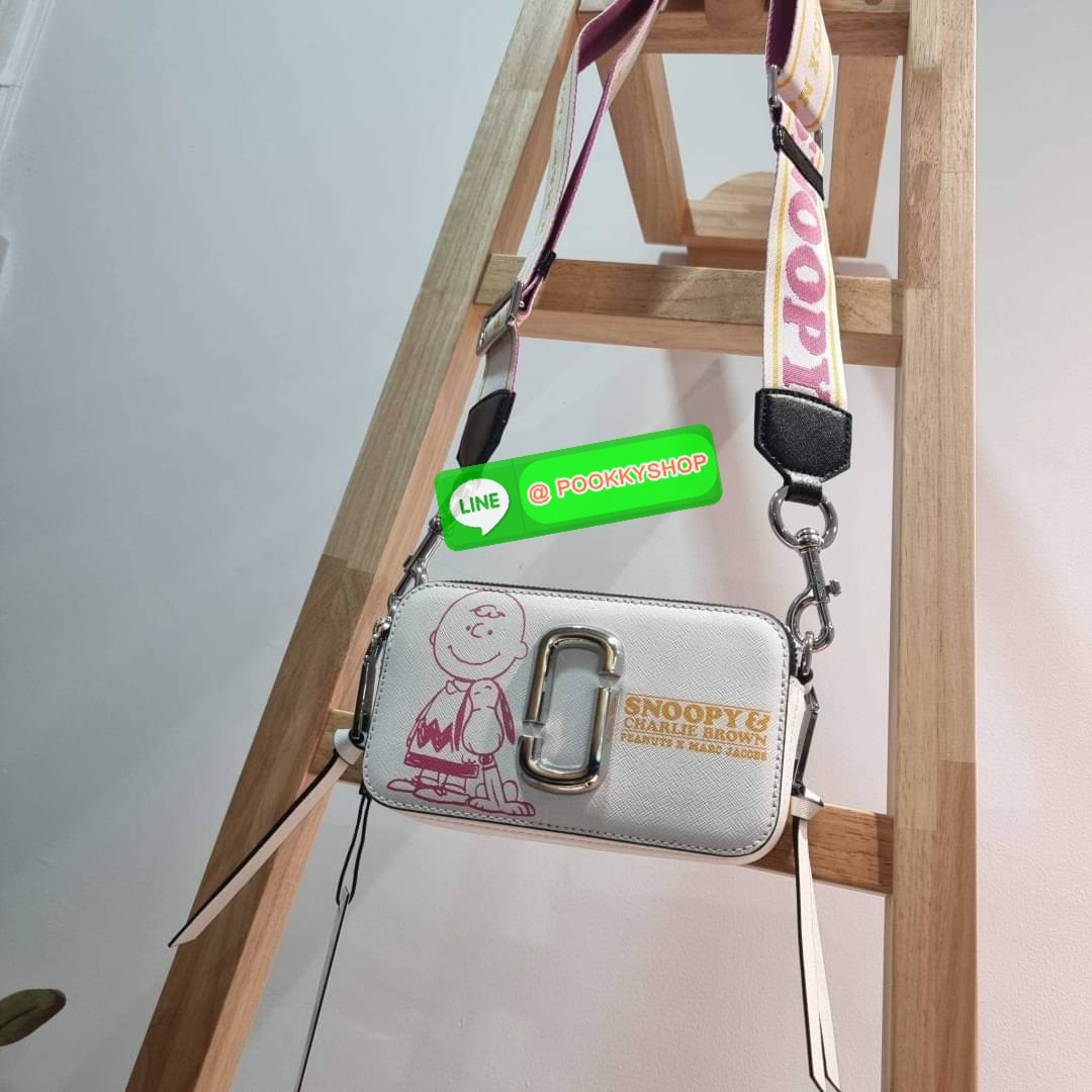 PEANUTS × MARC JACOBS THE SNAPSHOT CROSSBODY BAG คอลเลคชั่นแสนคิวท์ ที่ยกขบวนเหล่าซุปตาร์การ์ตูนมาให้แบบจัดเต็ม กับไอเท็มยอดฮิตที่โดดเด่นเป็นเอกลักษณ์ กระเป๋าสะพายข้างสุดปัง ดีไซน์ลายพรินท์แก๊งค์การ์ตูนสุดฮอต เรียกได้ว่าไม่ซ้ำใคร!! วัสดุหนังวัว สวยอยู่ทรง
