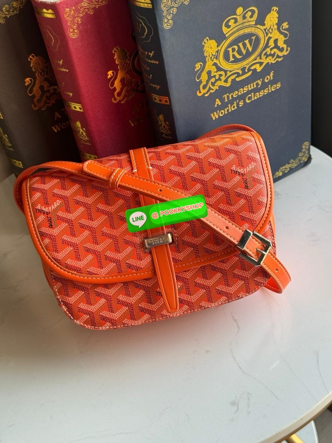 Goyard belvedere pm แบรนด์ดังจากฝรั่งเศส เรัยบหรูแต่ดูสง่า สะดุดตาด้วยลายเฉพาะตัว วัสดุที่นำมาตัดเย็บกระเป๋าเป็นวัสดุผ้าใบ Canvas ที่มีชื่อเรียกว่า “Goyardine” ซึ่งเป็นผ้าใบที่เป็นการผสมผสานระหว่างผ้าฝ้าย (Cotton), ผ้าลินิน (Linen) และ ผ้าป่าน (Hemp) ทำกา