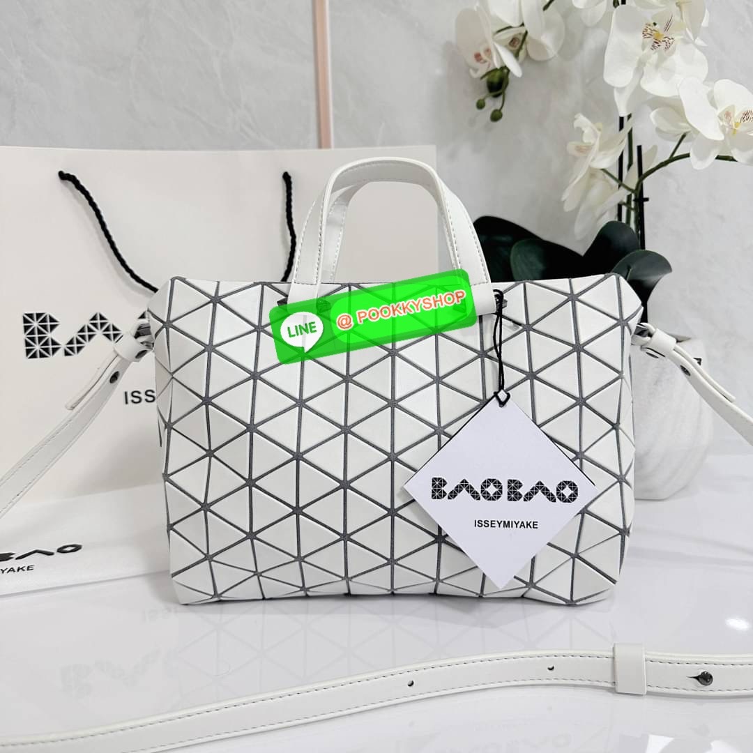 Bao Bao issey Miyake Tonneau Small Matte Bao Bao Issey Miyake รุ่น TONNEAU (ทอนโนะ) กระเป๋าทรง Boston Bag ที่โดดเด่นด้วยลายแพทเทิร์น 3 เหลี่ยมด้านเท่าเรียงต่อกัน ทำให้กระเป๋าใบนี้มีความโดดเด่นทั้งในเรื่องของดีไซน์ที่ทันสมัย และการใช้งานที่ครบทุกฟังก์ชั่น