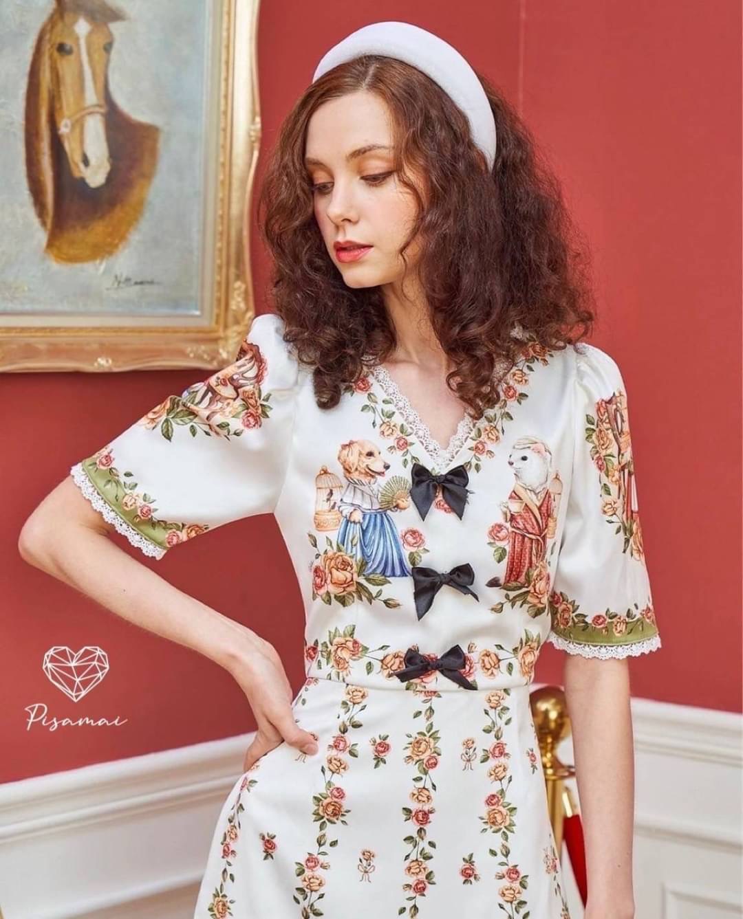 เดรสคอวีสีขาวมาในลายกราฟฟิกการ์ตูนวินเทจน่ารักๆ แต่งโบว์สีดำซ้อน3อัน ดีเท็ล10/10ไปเลยค่ารุ่นนี้ ปังมากๆค่า ที่สำคัญ ราคาฟาดๆ ใส่แซ่บๆเลยค่ารุ่นนี้ ใส่vacayถ่ายรูปกับแก๊งค์เพื่อนๆไม่มีผิดหวังเลยค่า ห้ามพลาดเลยน้าตัวนี้