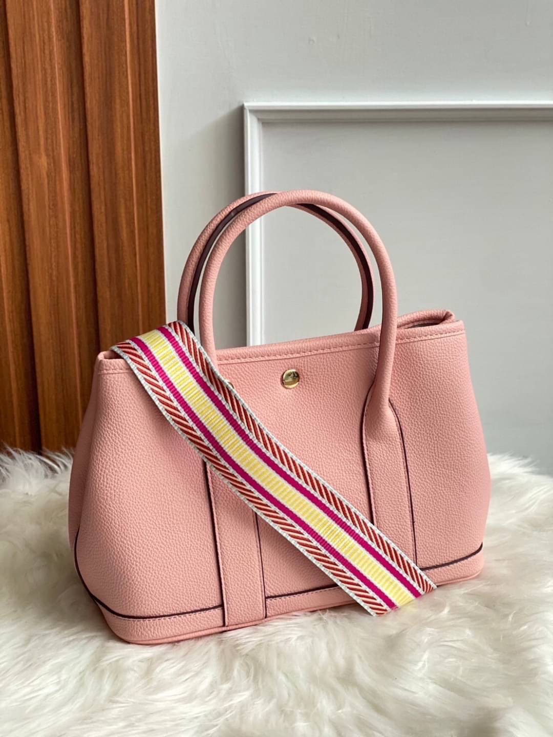 Restock อีกครั้ง รุ่น GD 30 cm หนัง PU premium Soft togo หนังนุ่ม สวยมากก จุของได้เยอะสุดๆ ภาพในสวยหรูบุเป็นผ้า Canvas ประกบฐานด้วย PU premium งานคัตติ้งสวยมาก มาพร้อมกับเซตกระเป๋าผ้า Canvas อีก 1 ใบ และสายสะพาย 2 เส้น คุ้มมสุดด