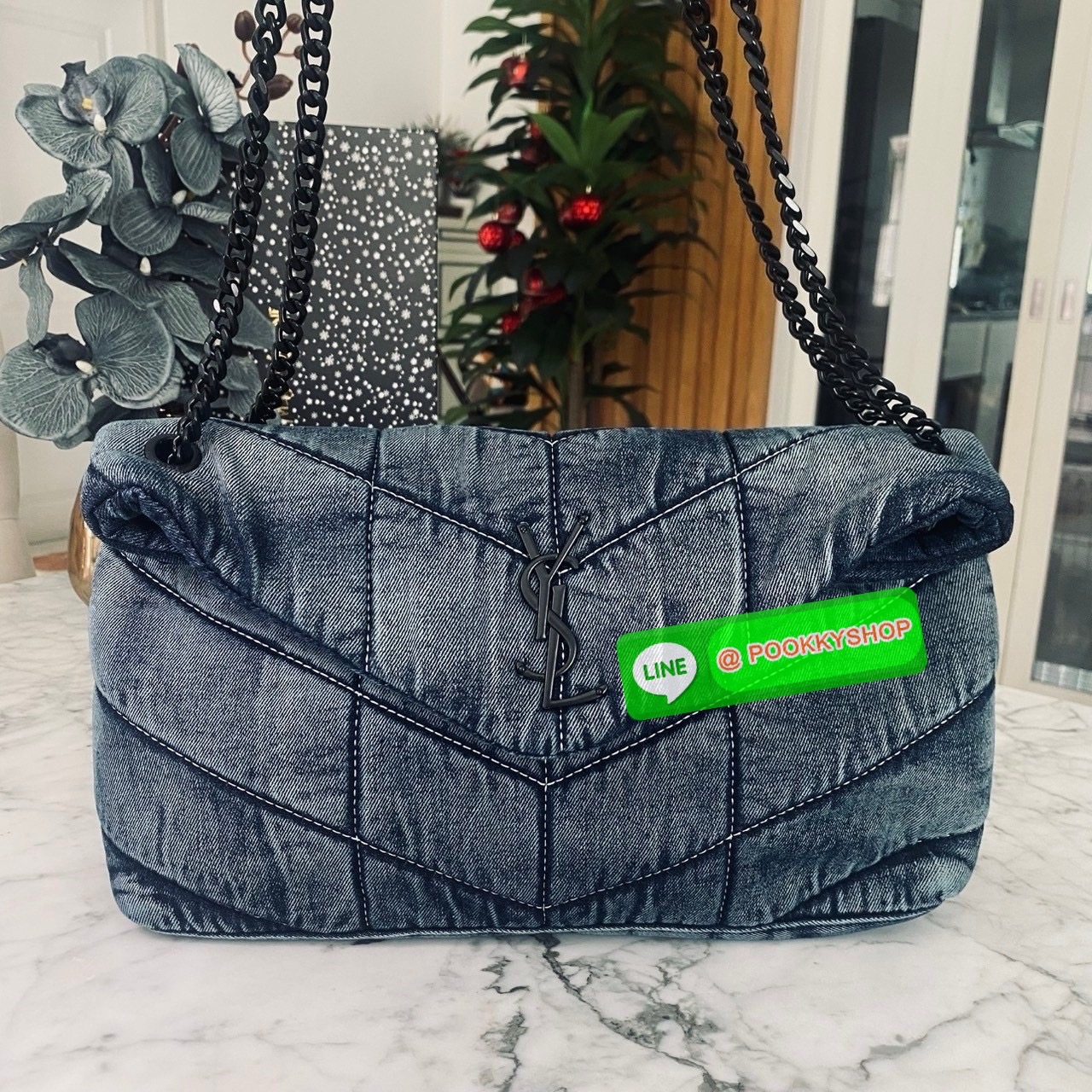 YSL Puffer denim shoulder bag กระเป๋าสะพายเดนิมฟอก สวยเท่ห์คลาสสิกลายเชฟล่อนเป็นเอกลักษณ์ รุ่นเดนิมยอดนิยม ทรงสวย ใช้ได้บ่อยไม่มีเบื่อ ดีไซน์เรียบหรู ออกแบบมาให้ใช้งานได้สะดวกด้วยกระดุมแม่เหล็ก พับทรงเข้ารูป ภายในโล่งกว้าง มีช่องซิป สามารถจุของสำคัญได้อย่