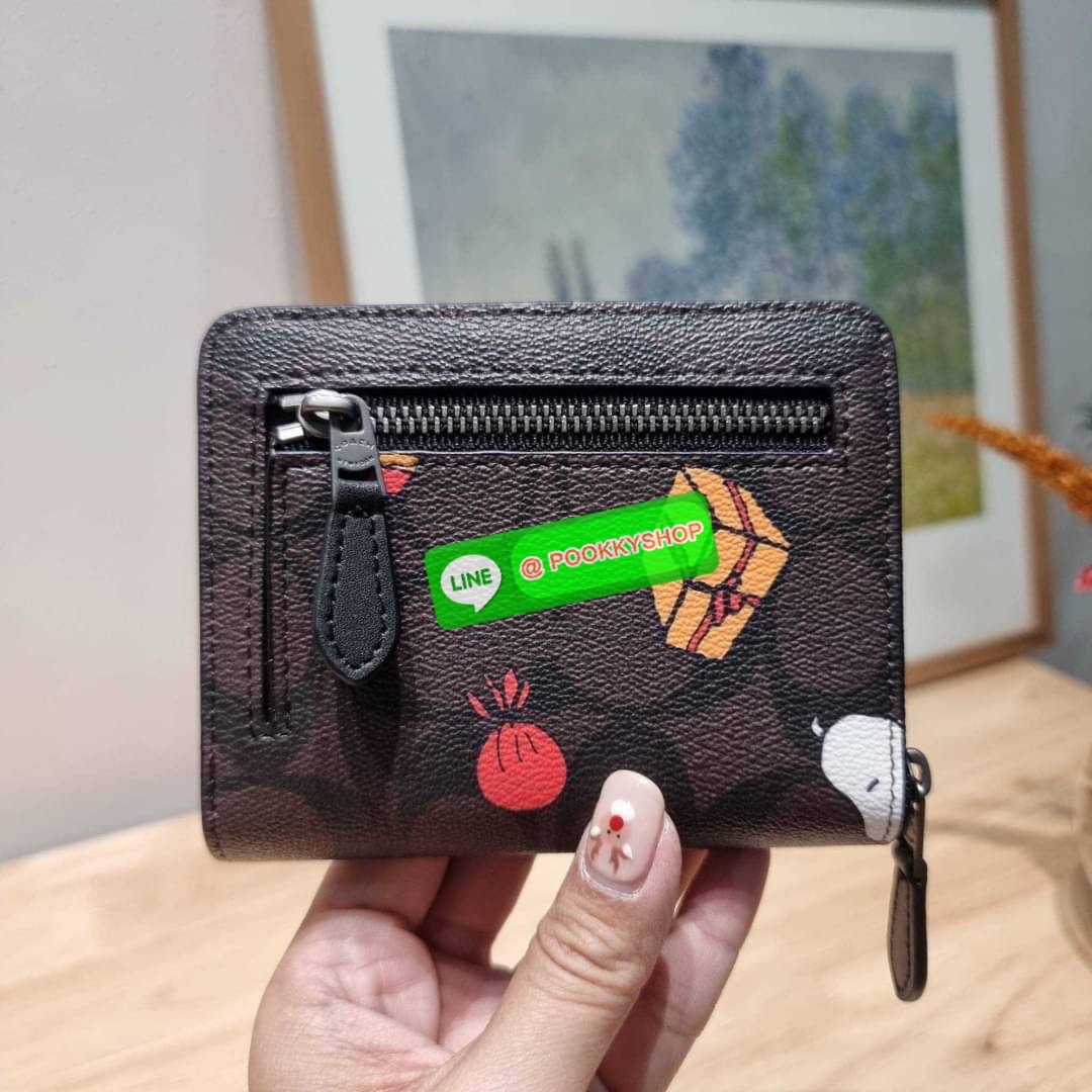 COACH CE708 COACH × PEANUTS SMALL ZIP AROUND WALLET IN SIGNATURE CANVAS WITH SNOOPY PRESENTS PRINT น้องใหม่เกินเบอร์กว่าเดิม กับกระเป๋าสตางค์ใบสั้น คอลใหม่จากเหล่าการ์ตูนสุดรัก ขนาดพกพาสะดวก ฟังก์ชั่นการใช้งานหลากหลาย ไม่ว่าจะช่องใส่บัตร ช่องใส่ธนบัตรที่ส