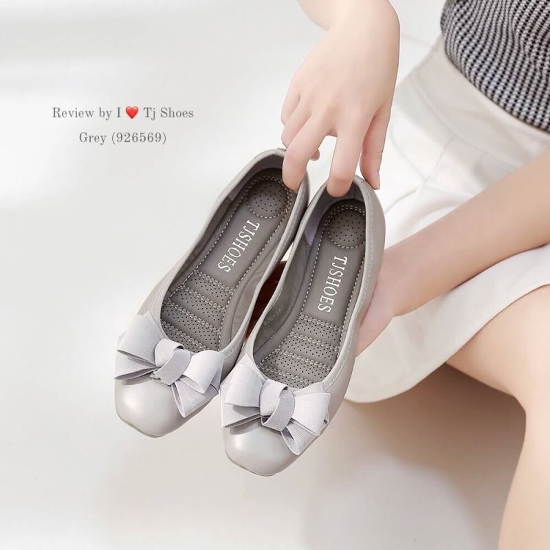 ใครชอบเกร๋ๆน่ารักๆ ใส่นุ่มเบาสบายต้องคู่นี้เลยจร้า พร้อมส่ง รองเท้าคัชชูเพื่อสุขภาพ รุ่นนี้เป็นงานสั่งทำพิเศษใช้วัสดุเกรดดีทั้งคู่ หนังนิ่มมากกกกก ส้นเกรด A น้ำหนักเบา พื้นบุนิ่มมีรูระบายอากาศใส่แล้วไม่อับเท้า ใส่นุ่มเดินสบายเท้ามากๆใส่แล้วปังมว๊ากพูดเลย