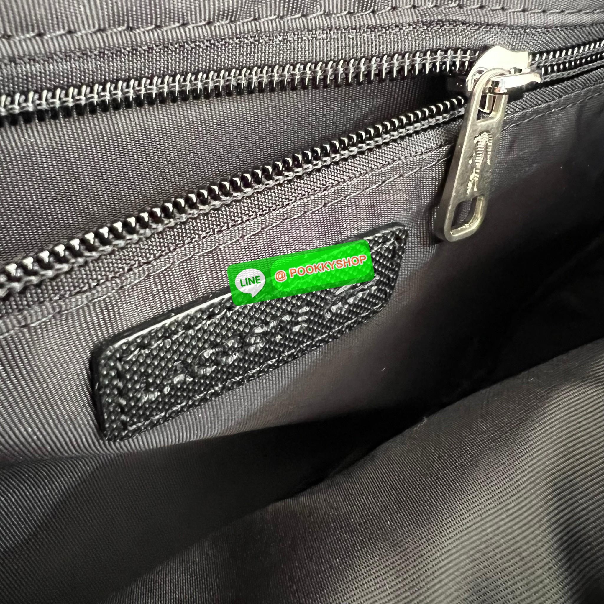 Men's L.12.12 Clipped Flap Adjustable Shoulder Strap Small Pouch วัสดุ PVC คุณภาพดีตามแบบฉบับแบรนด์ น้ำหนักเบา กันน้ำ ด้านหน้ามีโลโก้เหล็ก ฝาเปิดปิดด้วยคลิปล๊อค 2 ด้าน ช่องหลัก ด้านในมีช่องซิปพร้อมหัวซิปแบรนด์ ใส่กระเป๋าสตางค์ใบยาว ipad มือถือ ของจุก