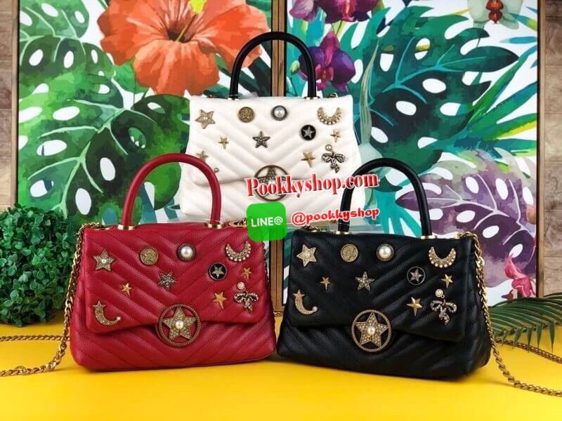 LYN ABSOLUTE DREAM กระเป๋าถือ/สะพายสายโซ่สีคลาสสิค วางอยู่ทรง มีหมุดรองฐาน 4 มุม ตัวกระเป๋าเดินด้ายลายเชฟรอนพร้อมประดับลายน่ารัก เปิดปิดด้วยกระดุมแม่เหล็ก ด้านในแบ่งเป็น 2 ช่องใหญ่ จุของพอสมควรค่ะ ใส่ iPhone plus/กระเป๋าเงินใบกลางได้เหลือๆ เลยค่ะ สายสะพาย