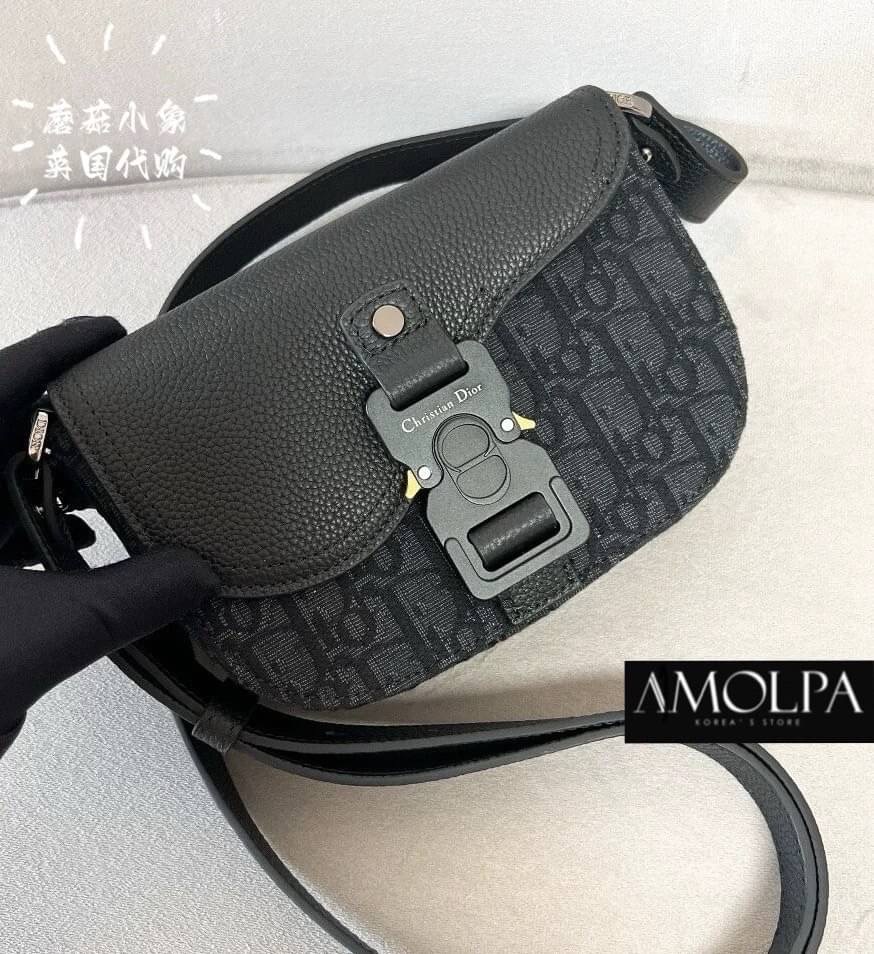 กระเป๋า CHRISTAIN DIOR SADDLE POUCH งานสวยมากก เหล่าบรรดาเซเลปทั้งหลายก็สะพายกัน