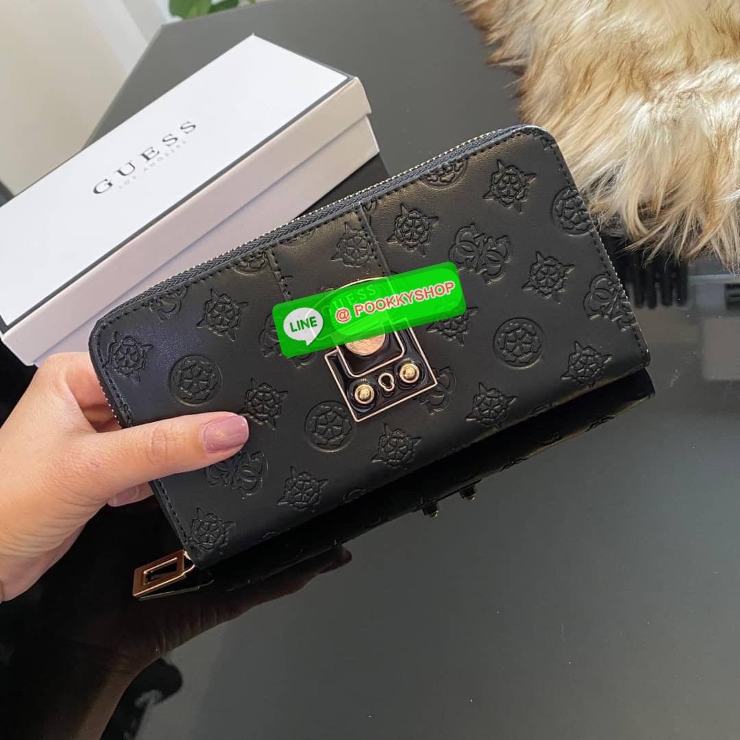 Guess Long Wallet กระเป๋าเงินใบยาวซิปรอบ ด้านหน้ามีโลโก้แบรนด์สีเข้ากระเป๋าสวยสะดุดตา รุ่นนี้มีสายคล้องมือมาให้ เพื่อใช้งานง่ายและสะดวกมากยิ่งขึ้น ด้านในมีช่องใส่ธนบัตร ช่องใส่บัตร และช่องซิปใส่เหรียญค่ะ