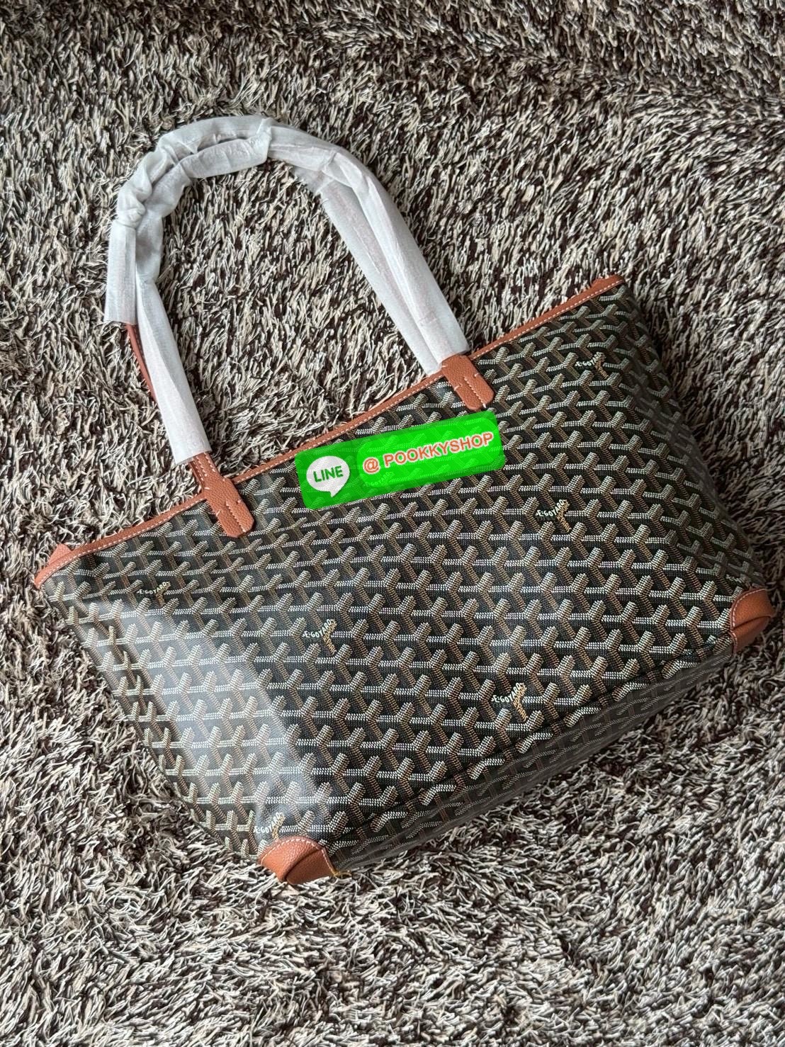Goyard Artois MM Bag กระเป๋า Artois MM เป็นกระเป๋าที่มีซิปด้านบนเพิ่มคงามปลอดภัย ภายในพื้นที่กว้างเพื่อจัดระเบียบข้าวของของคุณ มันโดดเด่นด้วยฐานด้านล่างทั้งสองมุมเย็บต่อด้วยหนังใช้งานในแบบทางการหรือกึ่งทางการก็ได้