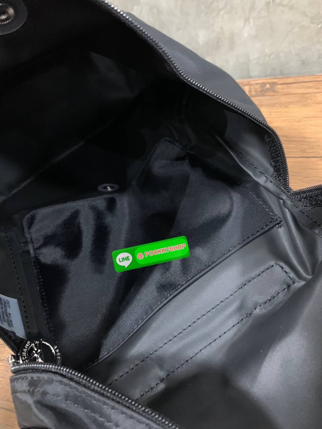 💕Longchamp LE PLIAGE Club Backpack พบกับอีกหนึ่งสไตล์ของLongchamp ที่เป็นรุ่นยอดนิยมอีกรุ่น สำหรับสาวแฟชั่นหัวทันสมัย เติมความพิเศษให้กับลุคด้วย ยังมีสีให้เลือกเยอะเรียกได้ว่าชอบสีโทนไหน ชอบแต่งตัวสไตล์ไหนก็เอาไปแมทช์กันได้เลย เป็นกระเป๋าเป้ในไม่ก