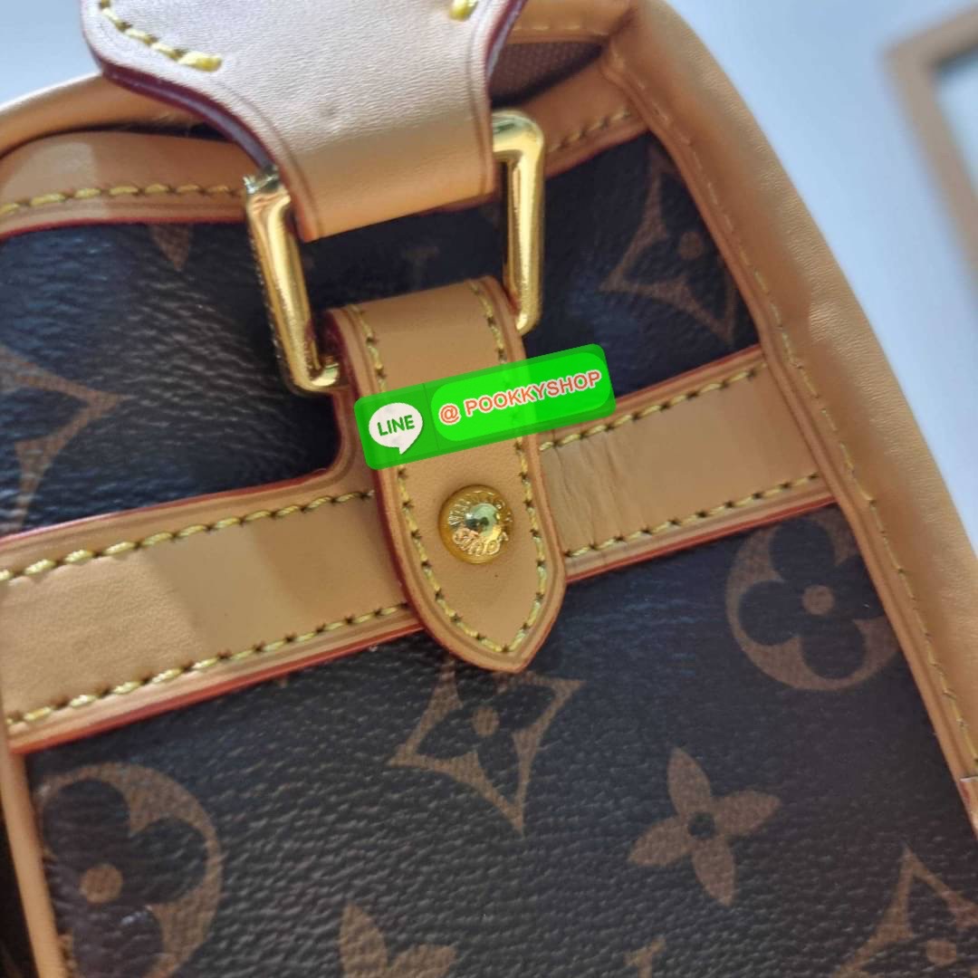 LV GIBECIERE CROSSBODY BAG กระเป๋าสะพายข้างใบใหญ่ ทรงแมสเซนเจอร์ เอาใจหนุ่มๆ ดีไซน์วินเทจ ย้อนยุค คลาสสิคไม่มีเบื่อ วัสดุหนังแคนวาส ทนทาน เปิด-ปิดด้วยสายคาดปรับระดับได้ ภายในมีช่องแบ่งเป็นสัดส่วนอย่างดี มีช่องซิป สายสะพายปรับได้ตามชอบ ใส่ของได้เลยแบบจุใจ