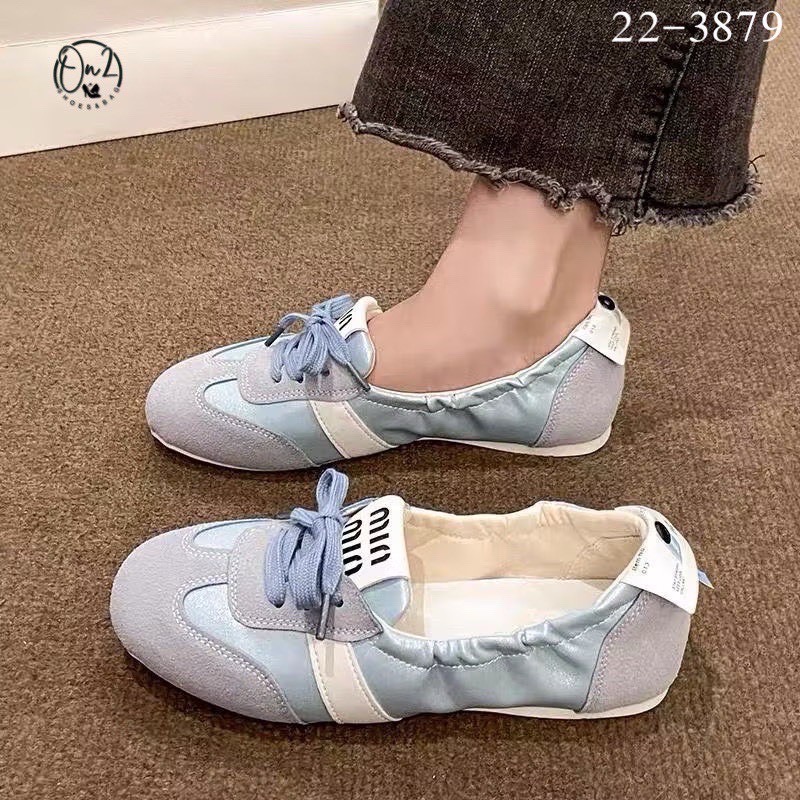 รองเท้าผ้าใบสไตล์ Miu miu แต่งสายคาดสปอต มี ผูกเชือกกรุบกริบ งานจริงน่ารักมากเป็นหนังนิ่มใส่สบายสุดสุด