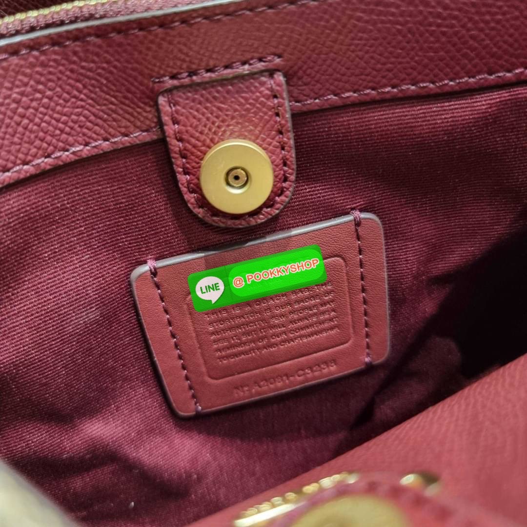 COACH C3238 SMALL TOWN BUCKET BAG IN SIGNATURE CANVAS WITH HEART FLORAL PRINT กระเป๋าบัคเก็ตน่ารักสดใส ลายพริ้นท์หัวใจเต็มใบ ดีไซน์ตัดกับสีกากีได้อย่างลงตัว วัสดุหนังแคนวาสเคลือบลาย ปากกระเป๋าเปิด-ปิดด้วยกระดุมแม่เหล็ก 2ฝั่ง มีหูจับในตัวและสายสะพายข้างมาใ