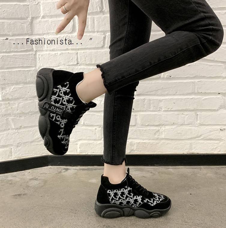 ITEM SO HOT !!!! สินค้ามาแรงงง พร้อมส่งอีกครั้งตามคำขอ... แฟชั่นเกร๋ๆอินเทรนด์ฮิต ชิคๆคูลๆด้วยพื้นแต่งลายหน้าหมีมอส TOY ใส่ประทับรอยเท้าไปทางไหนก็น่าร๊ากกก วัสดุคุณภาพดีเนื้อผ้าใบบุฟูนุ่ม สกรีนลายสไตล์แบรนด์เนม ตกแต่งด้วยหนังกำมะหยี่เพิ่มความหรู สวมใส่สบา