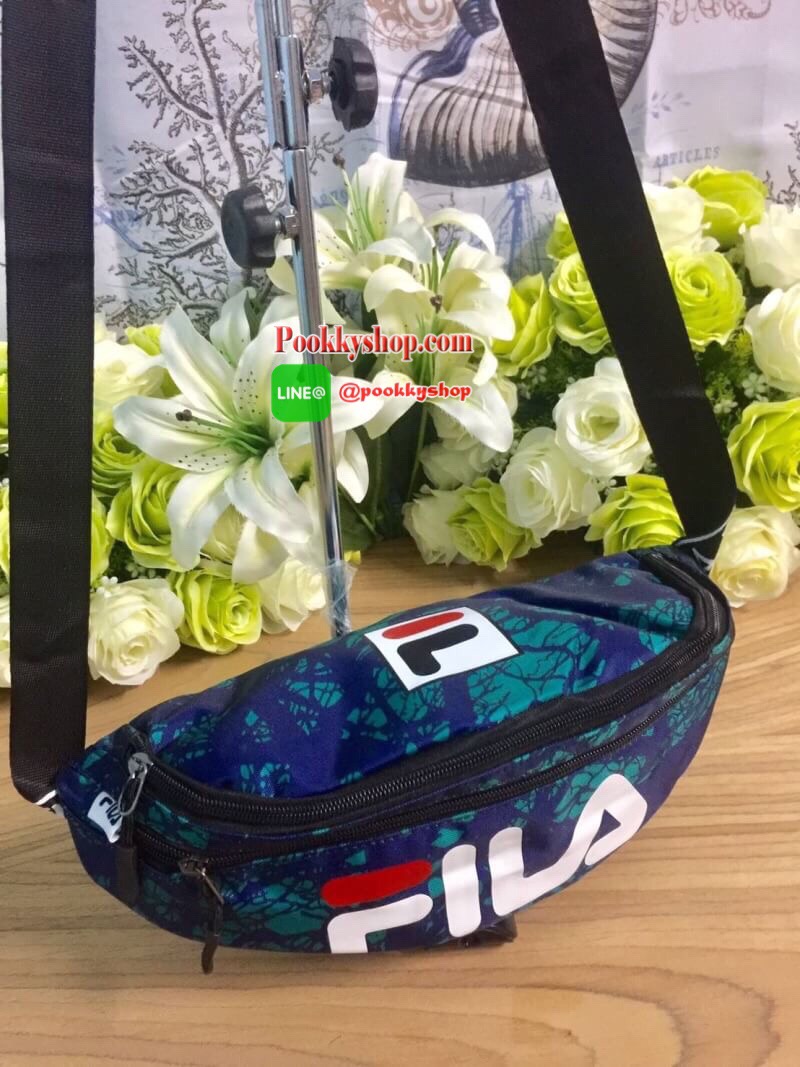 FILA Waist Bag.. รับซัมเมอร์ด้วยลวดลายเกร๋ๆ กระเป๋าคาดอกคาดเอว FILA แบรนด์ฮิตที่ไม่เคยตกเทรน มาให้สะพายกันก่อนใคร ด้วยดีไซต์ลวดลายที่แมทกันอย่างลงตัว ด้านหน้าสกรีนแบรนด์ วัสดุNYLON 100% เคลื่อบเงาอีก 1 ชั้น กันน้ำได้ในระดับหนึ่ง.. เปิดปิดด้วยซิปยาว จุของไ