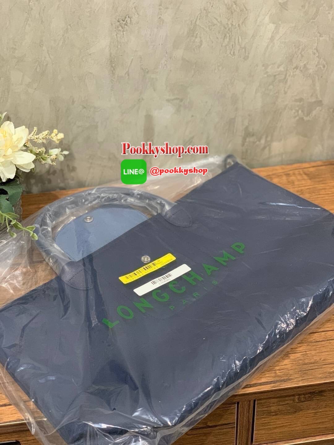 Longchamp Le Pliage Neo Size M มาพบกับกระเป๋ารุ่นยอดนิยม ที่สาวๆ ต้องมีไว้เก็บไว้สักใบ กระเป๋าโท้ทใบนี้ มาพร้อมกับสีที่มีสไตล์เรียบง่าย มีสายสะพายยาวช่วยให้คุณสามารถสะพายไหล่ได้อย่างสบาย ในขณะที่ที่ปิดแบบซิปช่วยให้คุณมั่นใจได้ว่าของด้านในมีความปลอดภัย Le