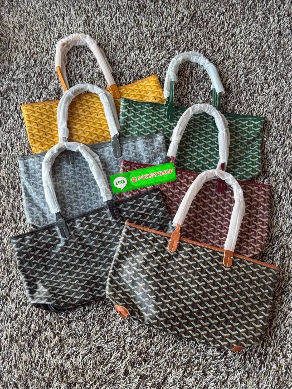 Goyard Artois PM Bag กระเป๋า Artois PM เป็นกระเป๋าที่มีซิปด้านบนเพิ่มคงามปลอดภัย ภายในพื้นที่กว้างเพื่อจัดระเบียบข้าวของของคุณ มันโดดเด่นด้วยฐานด้านล่างทั้งสองมุมเย็บต่อด้วยหนังใช้งานในแบบทางการหรือกึ่งทางการก็ได้
