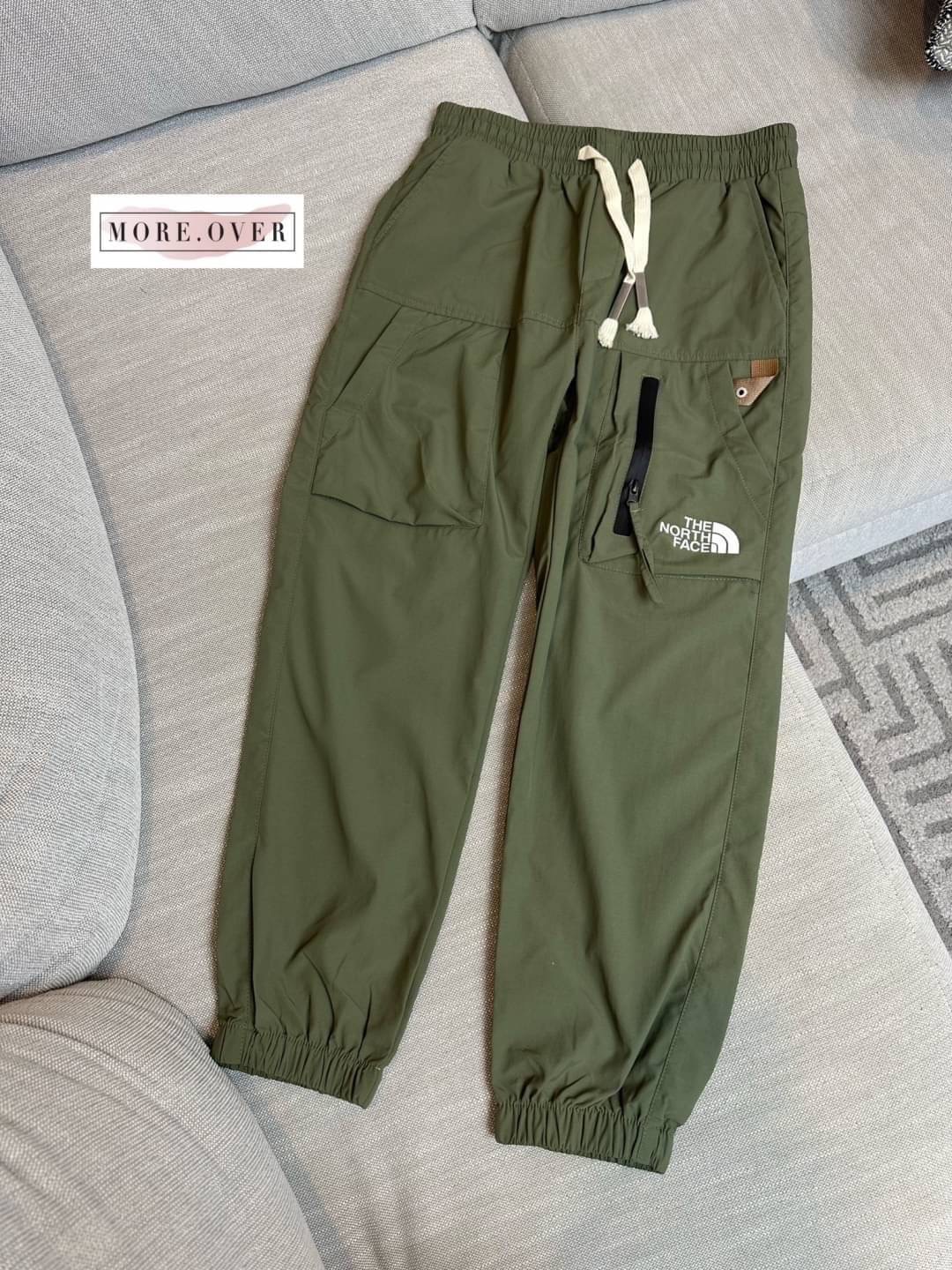 รุ่นใหม่ล่าสุดชนช็อปเลยจ้า กางเกงขายาวเนื้อผ้าร่มปลายขาจั้ม THE NORTH FACH ลุคสป็อตเท่ๆค่ะ เนื้อผ้าอย่างดี คุณภาพการันตี มีป้าย tag แบรนด์