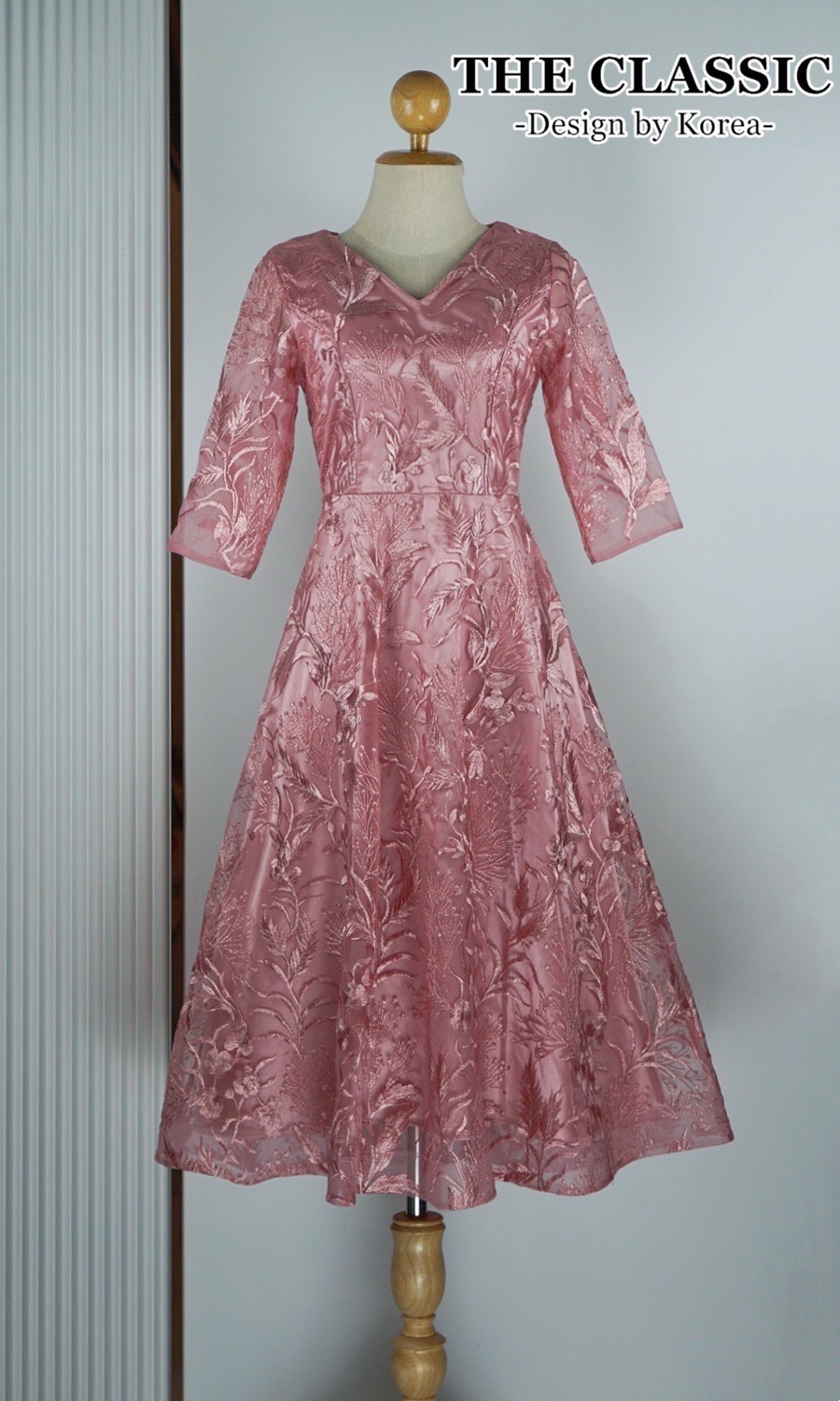 เดรสแฟชั่น เดรสออกงานแขนสามส่วน ใช้ผ้าเนื้อดีปักลวดลายทั้งตัวด้วยไหมเนื้อเงา