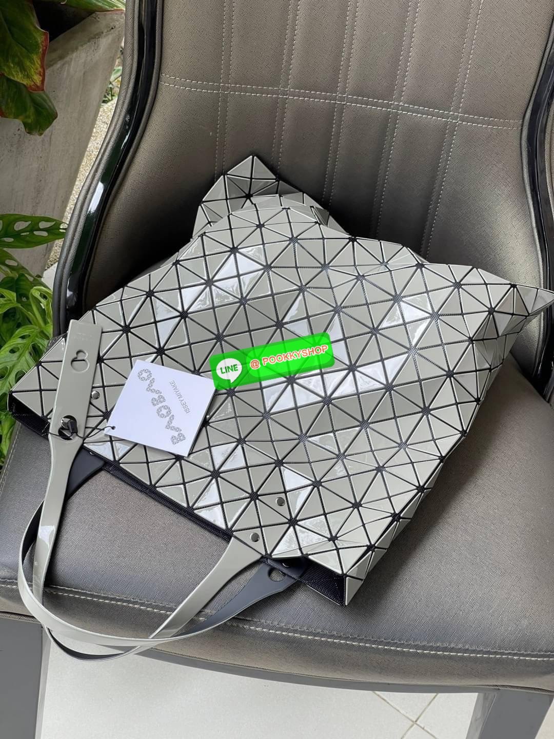 💕 Baobao Issey Miyake Prism Frost ToTe Bag ซีรีส์ที่มีความแวววาวนุ่มนวลและมีลวดลายคล้ายเกรนของผ้าเพื่อสร้างลุคที่มีเท็กซ์เจอร์ กระเป๋าโท้ตที่มีให้เลือกอย่างหลากสี มีกระเป๋าซิปด้านในที่สามารถเก็บของมีค่าได้อย่างปลอดภัย เช่น บัตรโดยสารประจำและกุญแจ