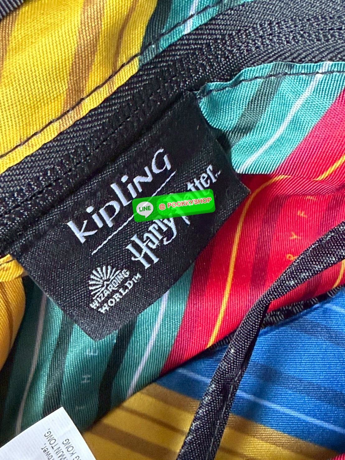 💕 Kipling X Harry porter crossbody bag ท่องโลกเวทมนตร์ไปกับไอเทมกระเป๋าของ Kipling กับคอลเลคชั่นใหม่ Kipling x Harry Potter ไอเทมเวทมนตร์และลวดลายที่เป็นเอกลักษณ์เฉพาะตัว คอลเลกชั่นนี้โดดเด่นด้วยผ้าไนลอนเอกลักษณ์ของ Kipling สีดำ Magical Black ที่อ
