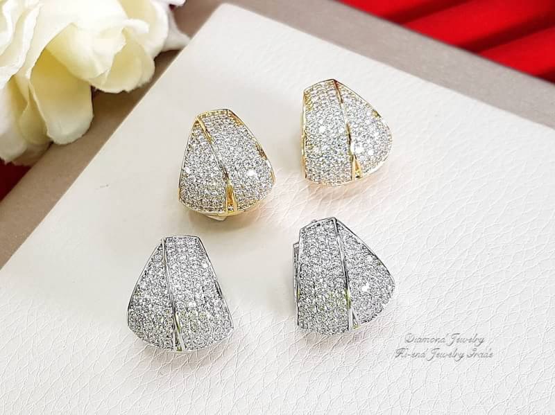 New Arrival !!!!! ต่างหูเพชร CZ แท้ ดีไซน์โมเดิร์น ของจริงสวยมากๆๆๆนะคะ เพชรเยอะ ดีไซส์เก๋ไม่มีใครเหมือน งานฝังเป็นแบบ microsetting เพชรเล่นไฟระยับ แม่ค้า confirm ค่ะ ดีไซส์หวานๆเก๋ๆ ใส่ออกมาน่ารัก ม๊วกๆๆๆจ้าา สวยที่สุด เพชรสวยวิ้งทุกเม็ดไร้ที่ติด ตัวเรือ