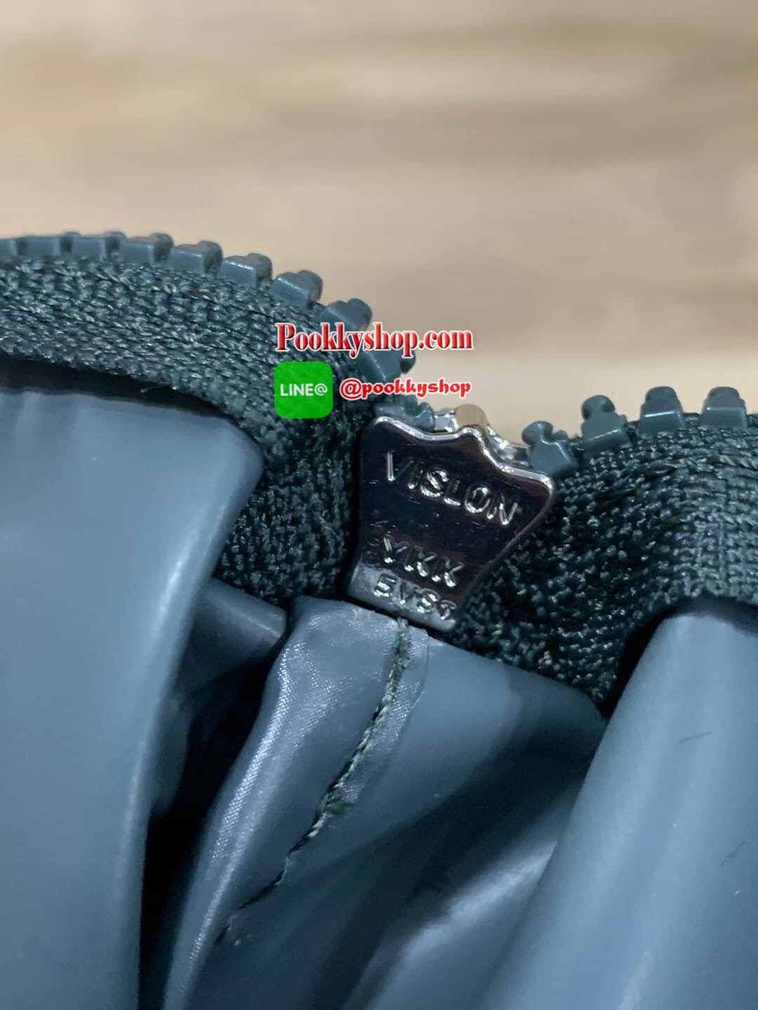 Longchamp Le Pliage Neo Size M มาพบกับกระเป๋ารุ่นยอดนิยม ที่สาวๆ ต้องมีไว้เก็บไว้สักใบ กระเป๋าโท้ทใบนี้ มาพร้อมกับสีที่มีสไตล์เรียบง่าย มีสายสะพายยาวช่วยให้คุณสามารถสะพายไหล่ได้อย่างสบาย ในขณะที่ที่ปิดแบบซิปช่วยให้คุณมั่นใจได้ว่าของด้านในมีความปลอดภัย Le