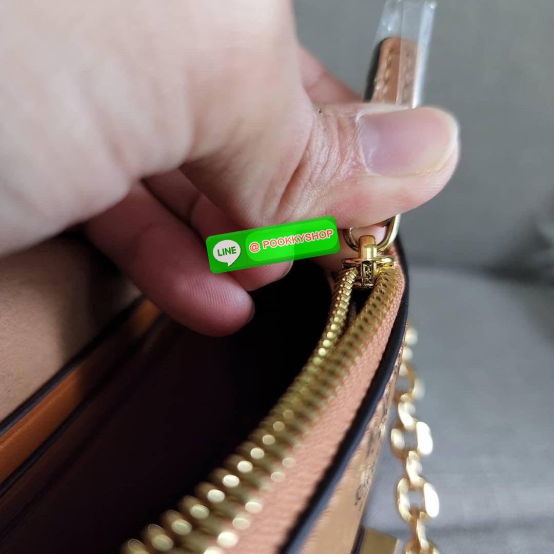 MCM Gretl Cossbody in visetos กระเป๋า Gretl กระทัดรัด ไอเทมใหม่ สุดฮิต ที่สาวๆต้องมีคะ วัสดุหนังแคนวาส ตัดหนังแท้ มาพร้อมสายสะพายโซ่อะไหล่สลับหนัง ข้างช่องโล่งสามารถใส่มือถือ iPhone Pro max ได้เหมาะสำหรับสะพายเที่ยวชิวๆในวันหยุดพักสบายๆ สีน้ำตาลคอนยัคทีแม