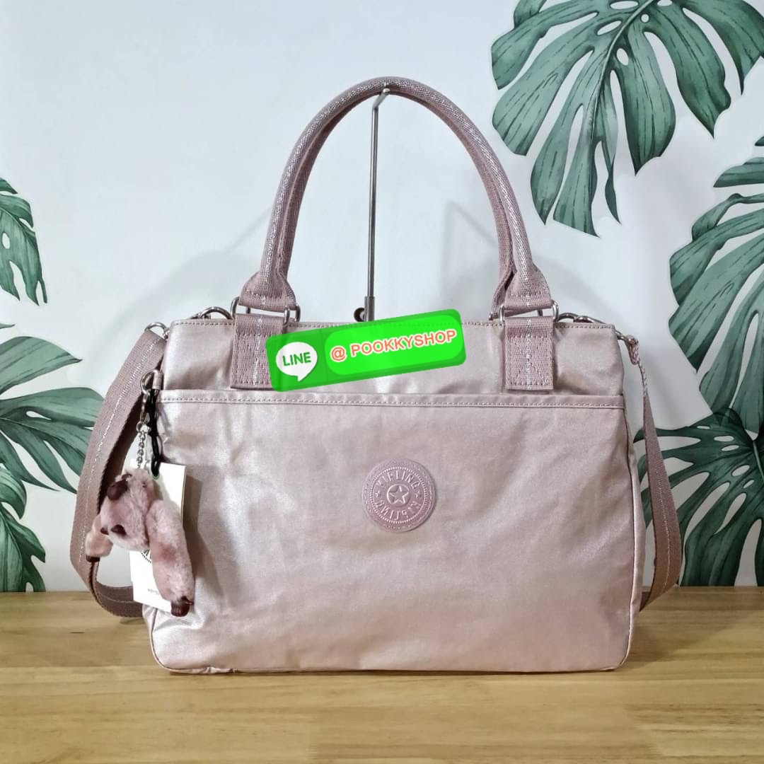 KIPLING Caralisa bag กระเป๋าถือหรือสะพาย วัสดุ Polyester เคลือบผิวกันน้ำ รุ่นใหม่จสก kipling เหมาะสำหรับวันทำงาน หรือ ใช้สะพายในชีวิตประจำวัน สามารถใส่กระดาษ A4 หรือ Ipad /Tablet ได้ถึง 11 นิ้ว