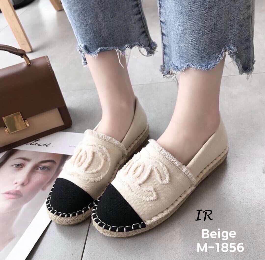 รีพีทแบบขายดีมากรอบ17!!! พร้อมส่ง ใส่เที่ยวหน้าหนาวลุยๆ ชนช้อปเกรดพรีเมี่ยม เสริมลุคไฮคลาสให้กับเรียวเท้าของคุณคุณ คัทชู Style Chanel ทรงเอสพราดิล พื้นปูด้วยเชือกพันปอ ขอบหุ้มเชือกพันปอ ส้นกันลื่น หนา 1.5 ซม. เป็นอีก 1 คู่ที่จะกลายเป็นไอเท็มโปรดสำหรับสาวๆ