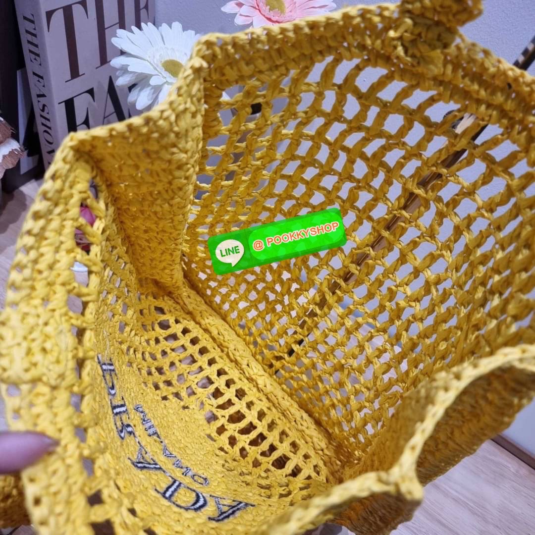 PRADA RAFFIA TOTE BAG สวยไม่ซ้ำใคร สไตล์บีช เหมาะมากกับการสะพายไปเที่ยวทะเล หรือจะใช้ในวันสบายๆก็ตอบโจทย์ กับกระเป๋าสะพายสานใบใหญ่ ตัวกระเป๋าเป็นวัสดุสังเคราห์จากธรรมชาติ สานทอเต็มใบออกมาเป็นลวดลายสวยงาม มีกระเป๋าซับในให้ สำหรับใส่ของเป็นสัดส่วน และรูดปาก