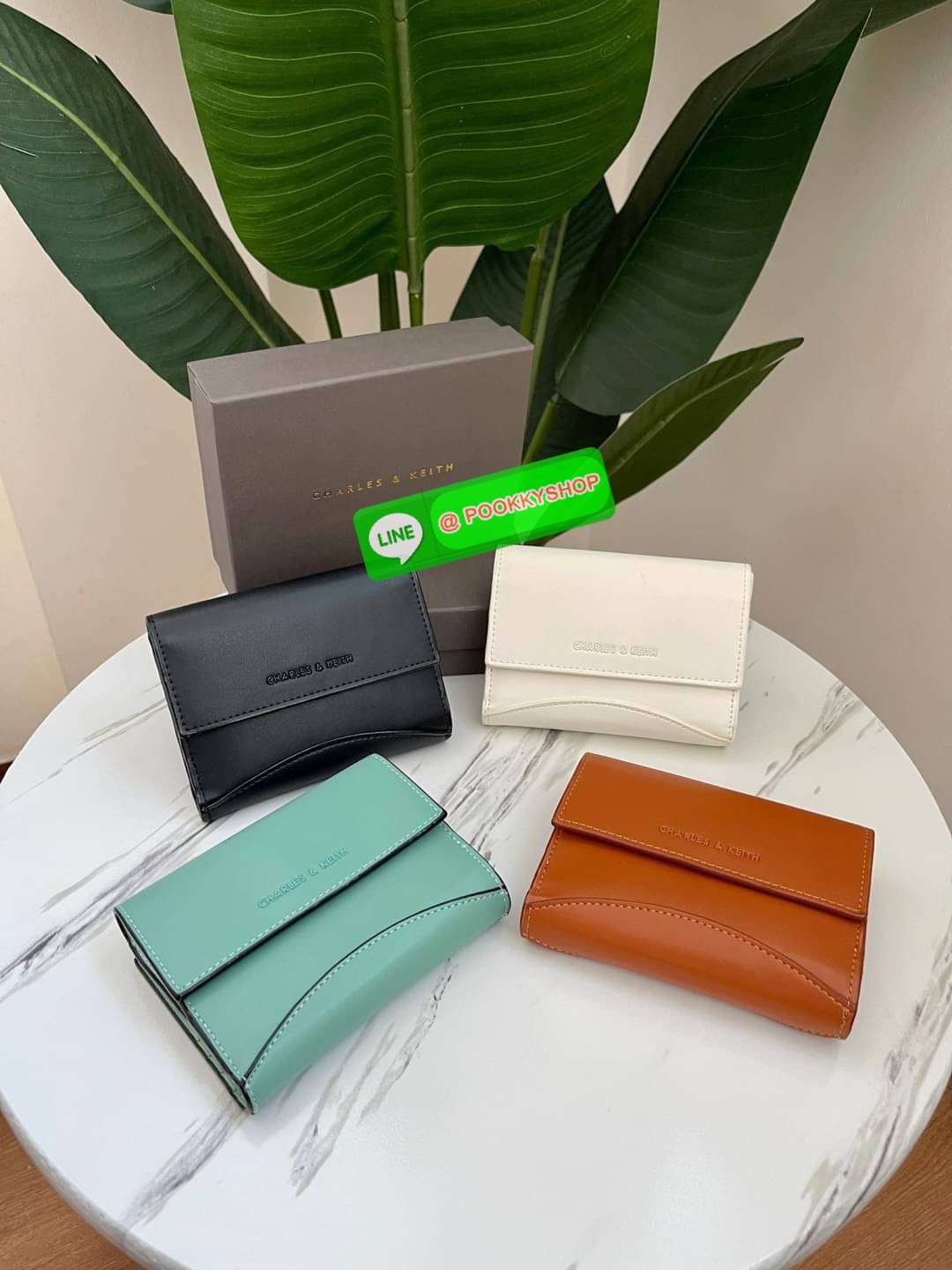 Snap Button Mini Short Wallet กระเป๋าเงินใบกลางหนังเรียบใบสวย จับถนัดมือ เปิดปิดแบบกระดุมแม่เหล็ก เป็นช่องใส่เหรียญ/บัตร และช่องใหญ่ใส่แบงค์เปิดปิดแบบกระดุม มีช่องใส่การ์ด 7 ช่อง และช่องใส่แบงค์ 2 ช่องใหญ่ ใส่แบงค์1000 แบบไม่พับได้เลยค่ะ แนะนำไปใช้กับกระเ