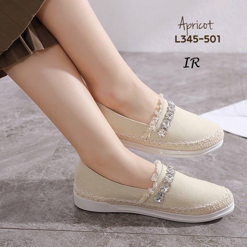 แบบขายดี!!! พร้อมส่ง สำหรับสาวที่กำลังมองหารองเท้าไอเทมสวยๆ ดีไซน์เก๋ๆ ร้านขอแนะนำคู่นี้เลยค้า ผ้าใบแคนวาสแต่งอะไหล่เพชรคาด พื้นนิ่ม เสริมยกพื้นหนา 1 นิ้ว ส้นยางกันลื่น งานดีพรีเมี่ยม ใส่สวยวิบวับ แนะนำเลยคร้า