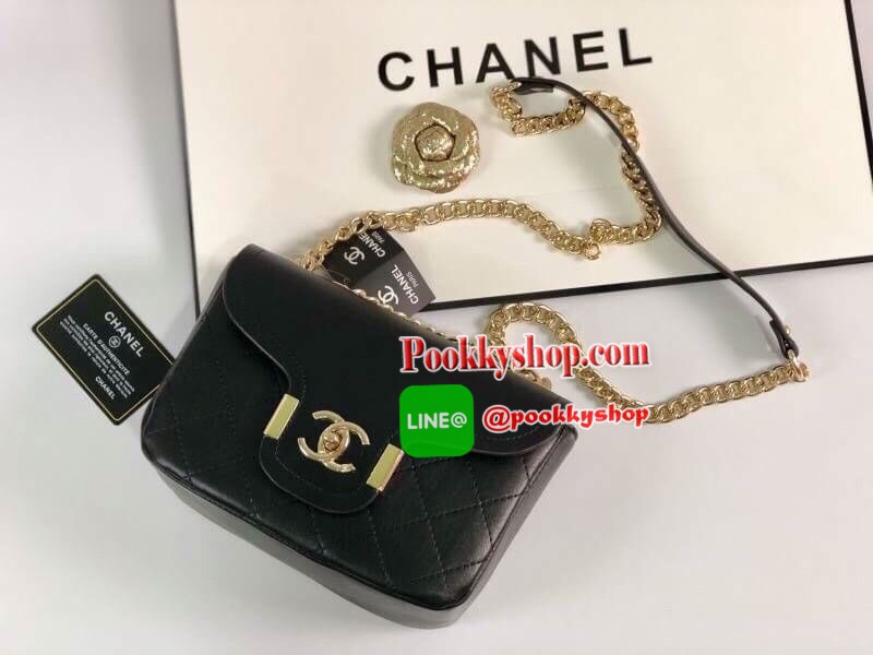 Chanel อเนกประสงค์ รุ่น Limited edition วัสดุหนังแกะเรียบขนาดเล็กกะทัดรัดน้ำหนักเบามีช่องใส่ของจุกจิกเปิดปิดด้วยฝาปิดกระดุม และซิป มีช่องใส่บัตร ช่องซิป ใส่กระเป๋าสตางค์ใบกลางได้ค่ะตัวจริงสวยมากๆถูกใจรีบจองนะคะใส่มือถือได้ทุกรุ่นสายสะพายยาวคู่สะพายได้สองแ